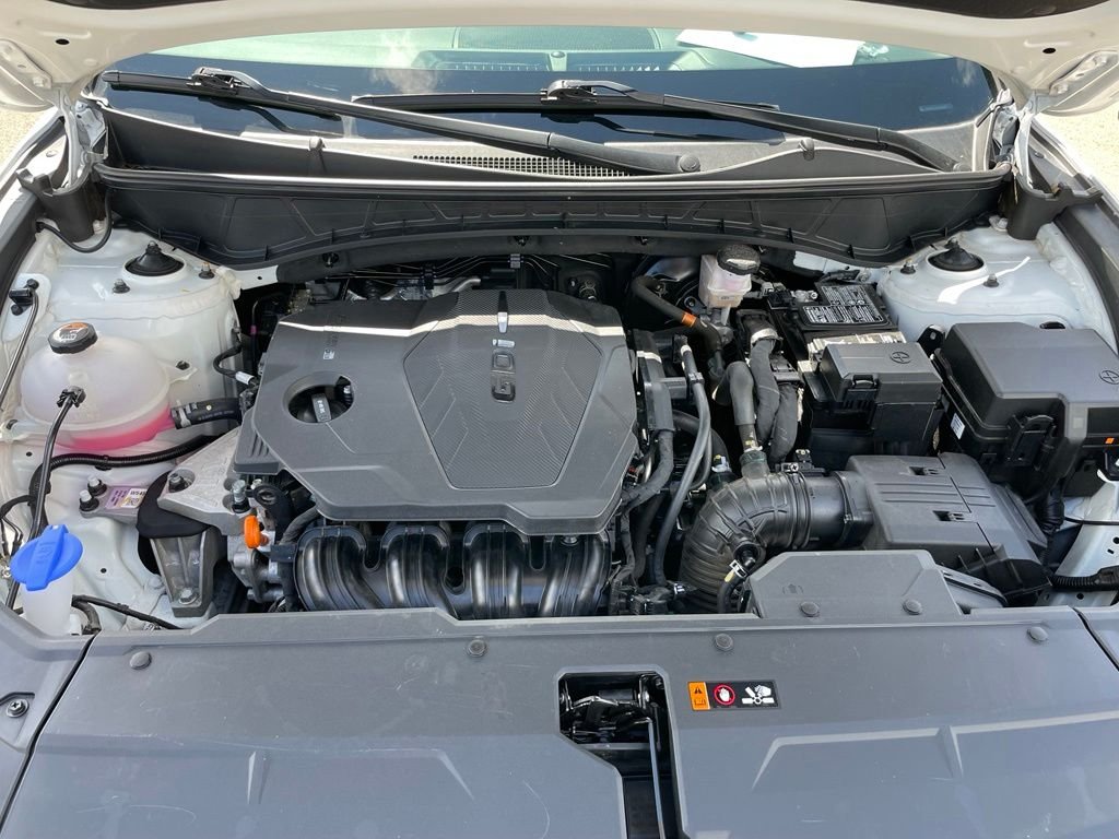 Used 2025 White Hyundai SEL image 32