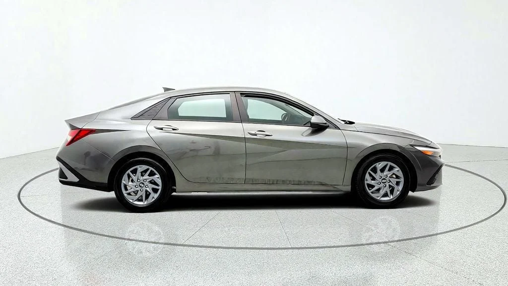 Used 2024 Amazon Gray Hyundai SEL IVT image 4