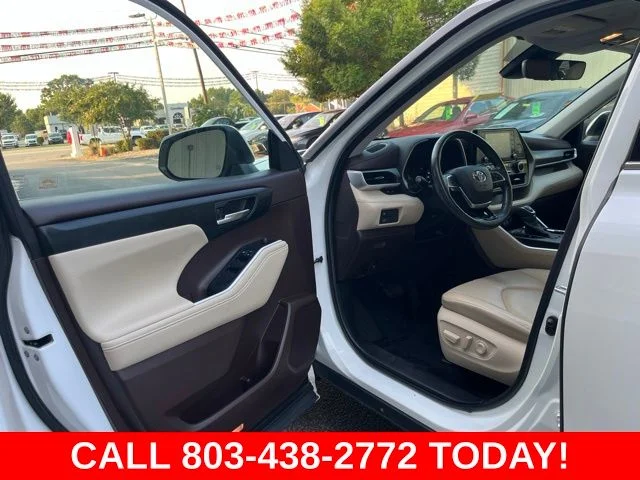 Used 2020 White Toyota XLE image 4