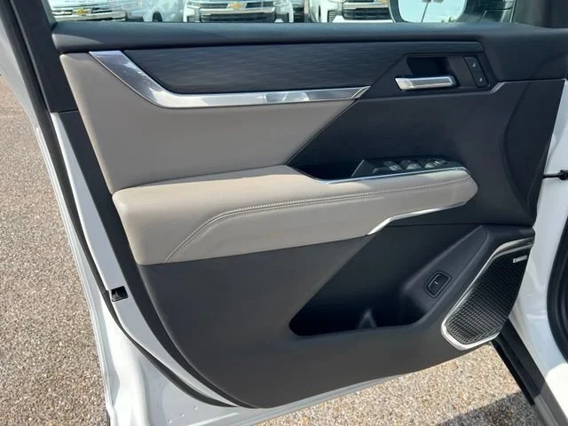 Used 2025 Summit White GMC Elevation image 12