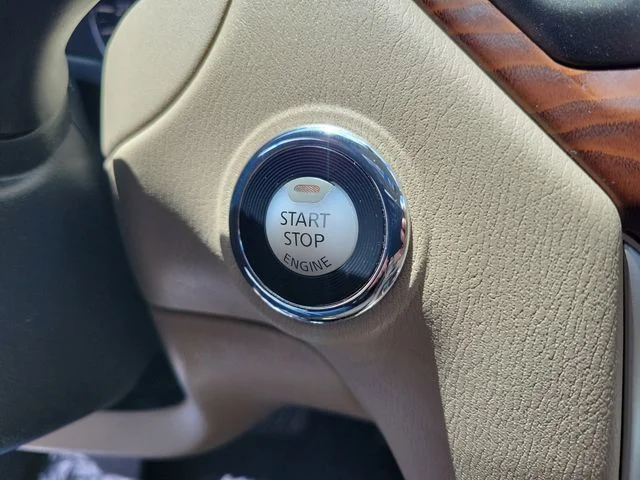 Used 2019 White Nissan Platinum image 36