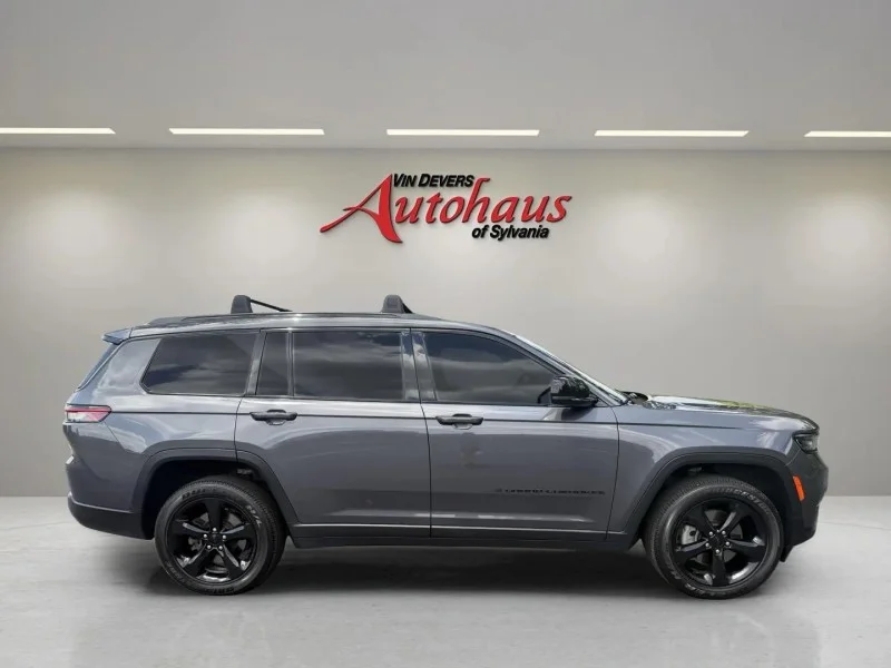 Used 2022  Jeep Laredo image 8