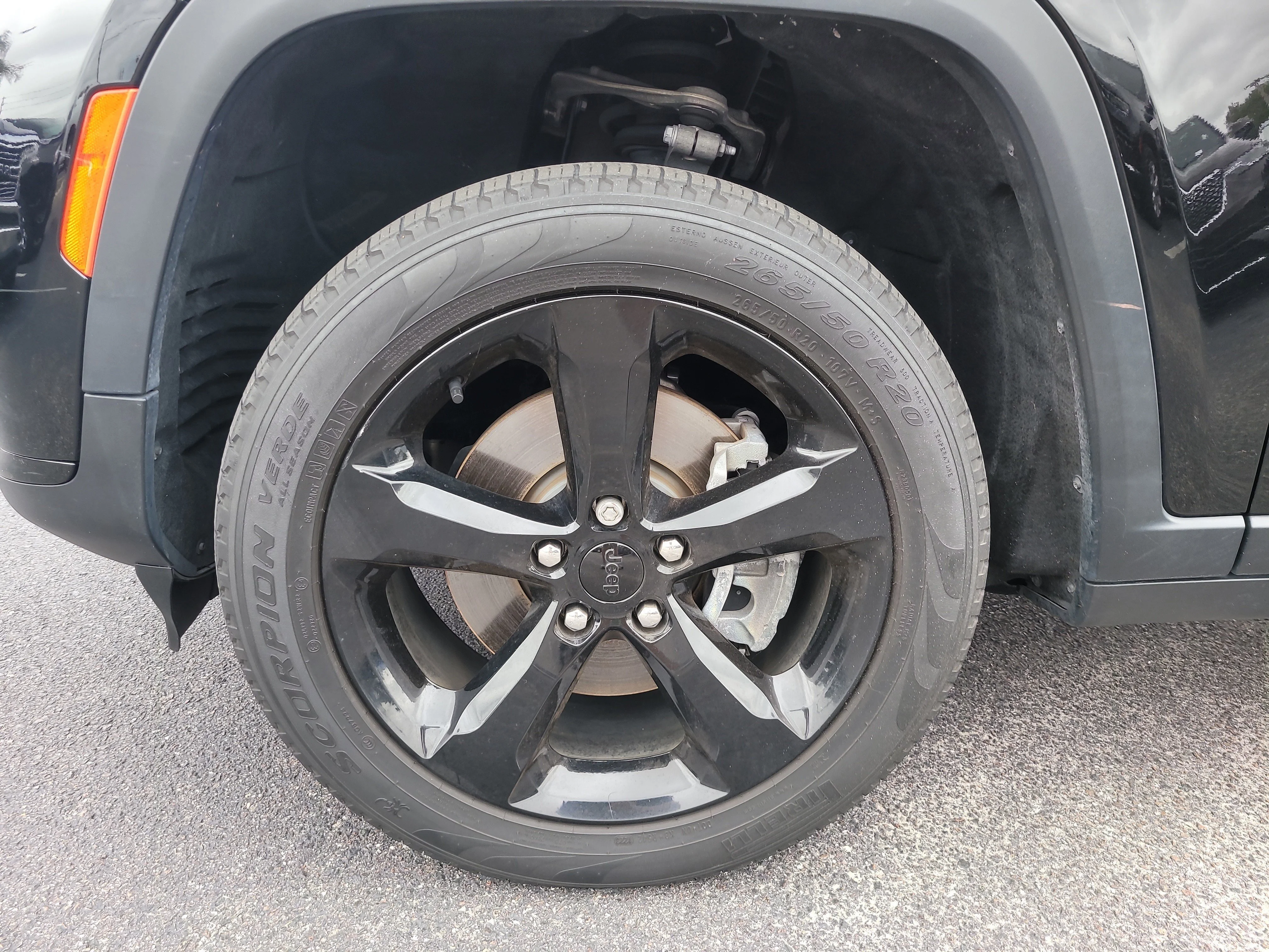 Used 2023 Diamond Black Crystal Pearlcoat Jeep Limited image 9