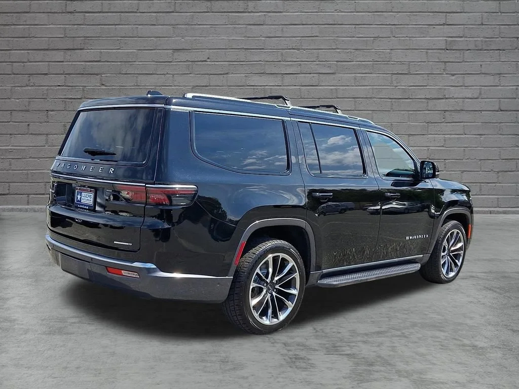 Used 2022 Diamond Black Crystal Pearlcoat Jeep Series II image 12