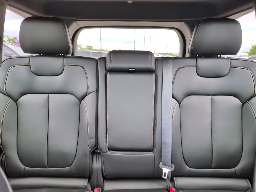 New 2026 Silver Zynith Exterior Paint Jeep  image 24