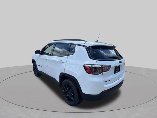 New 2026 Bright White Clear-Coat Exterior Paint Jeep Latitude image 6