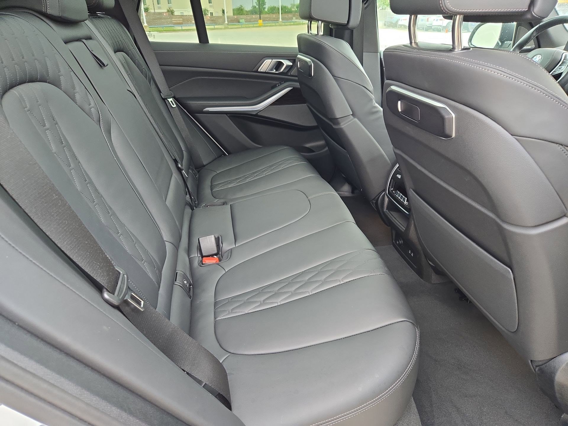Used 2025 Alpine White BMW xDrive50e image 31