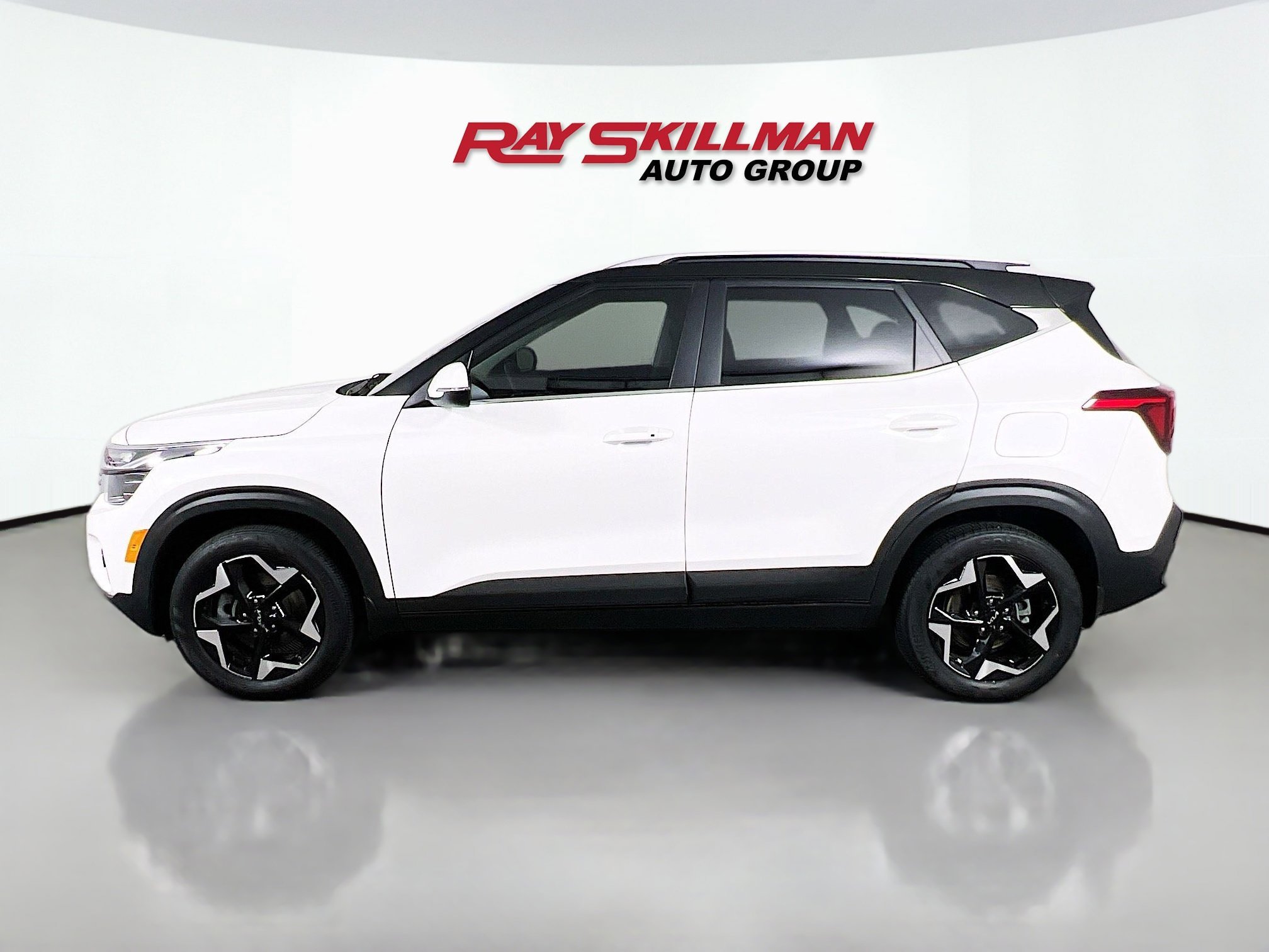 Used 2024 Snow White Pearl Kia EX image 4