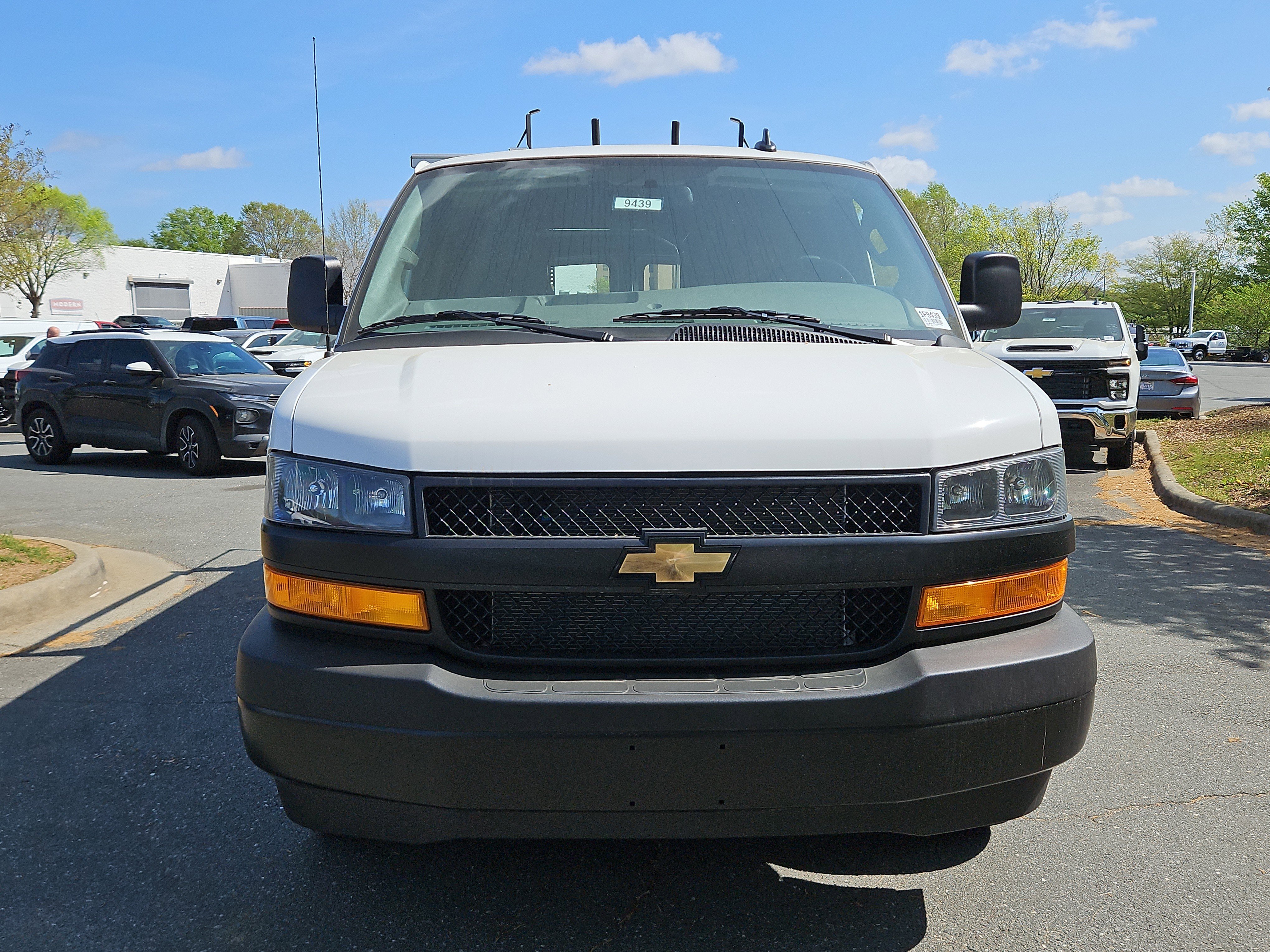 New 2025 Summit White Chevrolet WT image 7