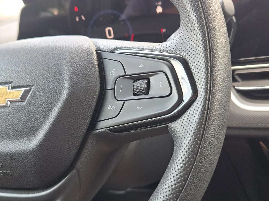 Used 2025 White Chevrolet LT image 28