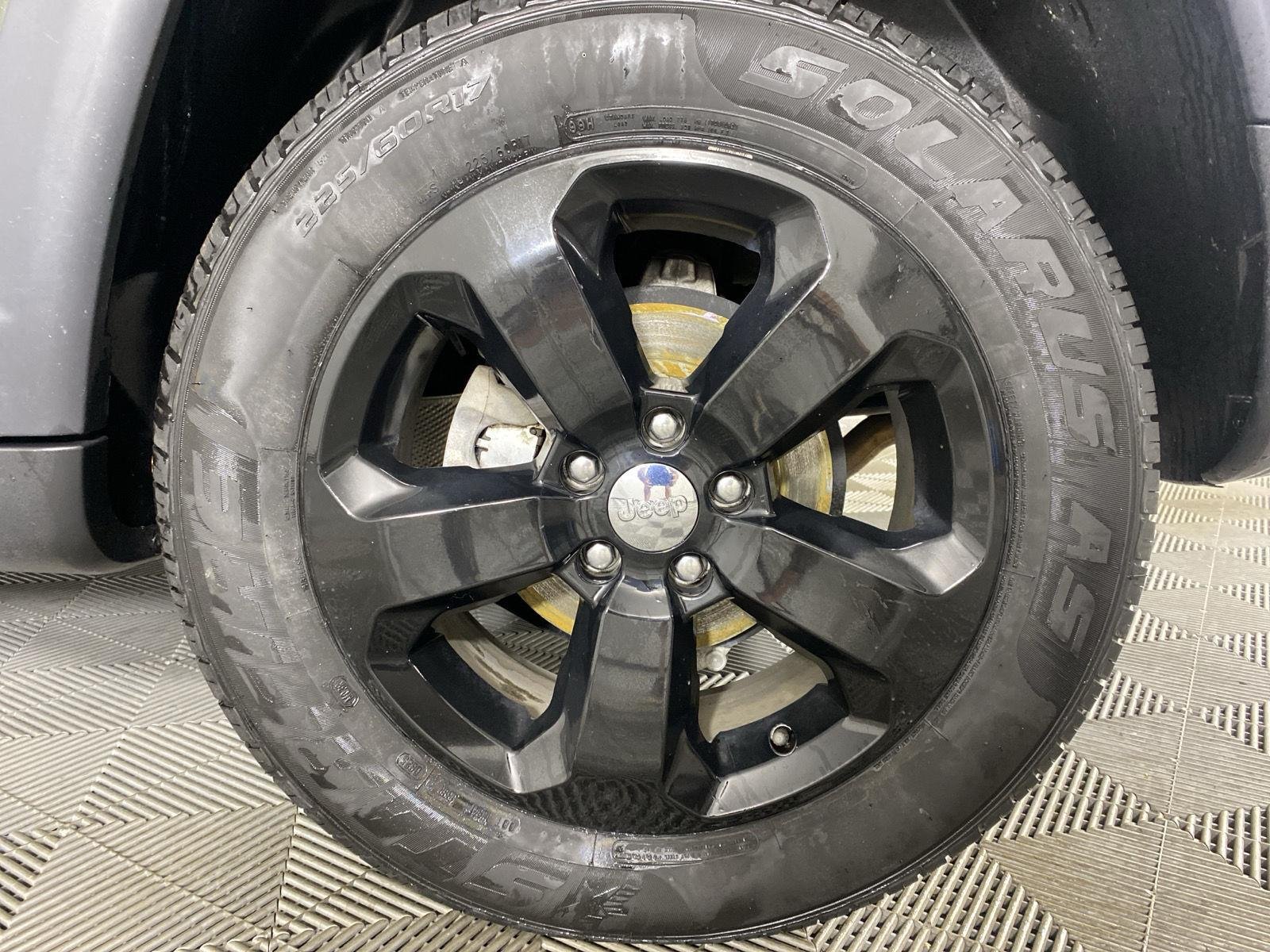 Used 2021 Olive Green Pearlcoat Jeep Latitude image 19