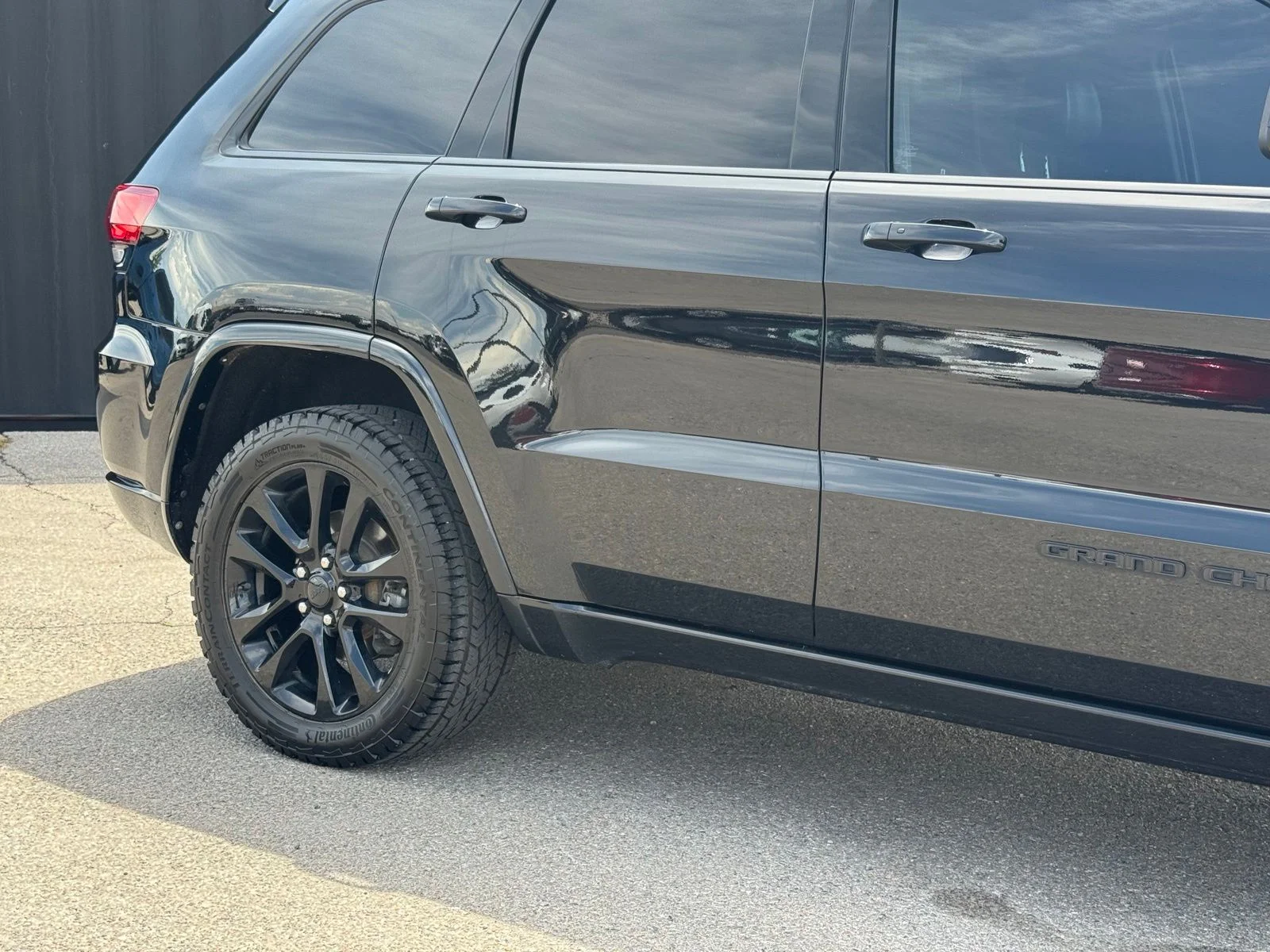 Used 2020 Black Jeep Altitude image 4