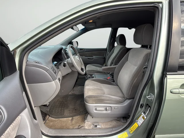 Used 2010 Silver Toyota LE image 10
