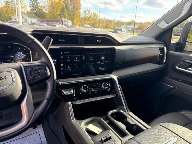 Used 2025 Onyx Black GMC Denali image 21