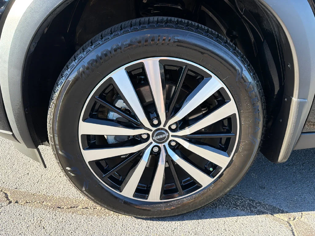 Used 2025 Black Nissan Platinum image 11