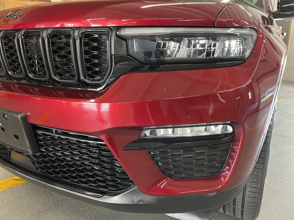 Used 2023 Velvet Jeep Limited image 9