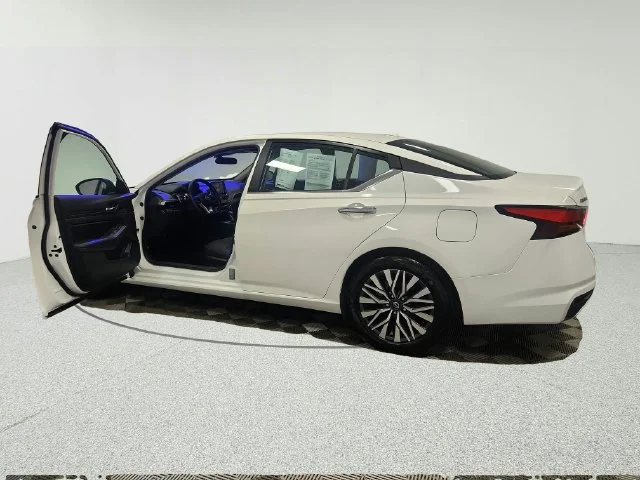 Used 2025 White Nissan 2.5 SV image 16