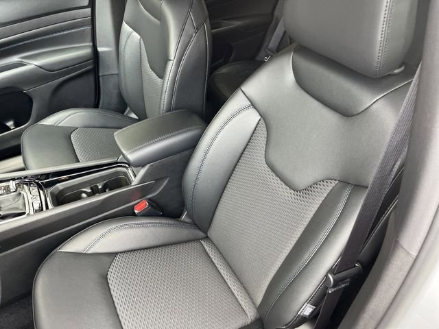 New 2026 Silver Zynith Metallic Clear-Coat Exterior Paint Jeep Latitude Altitude image 13