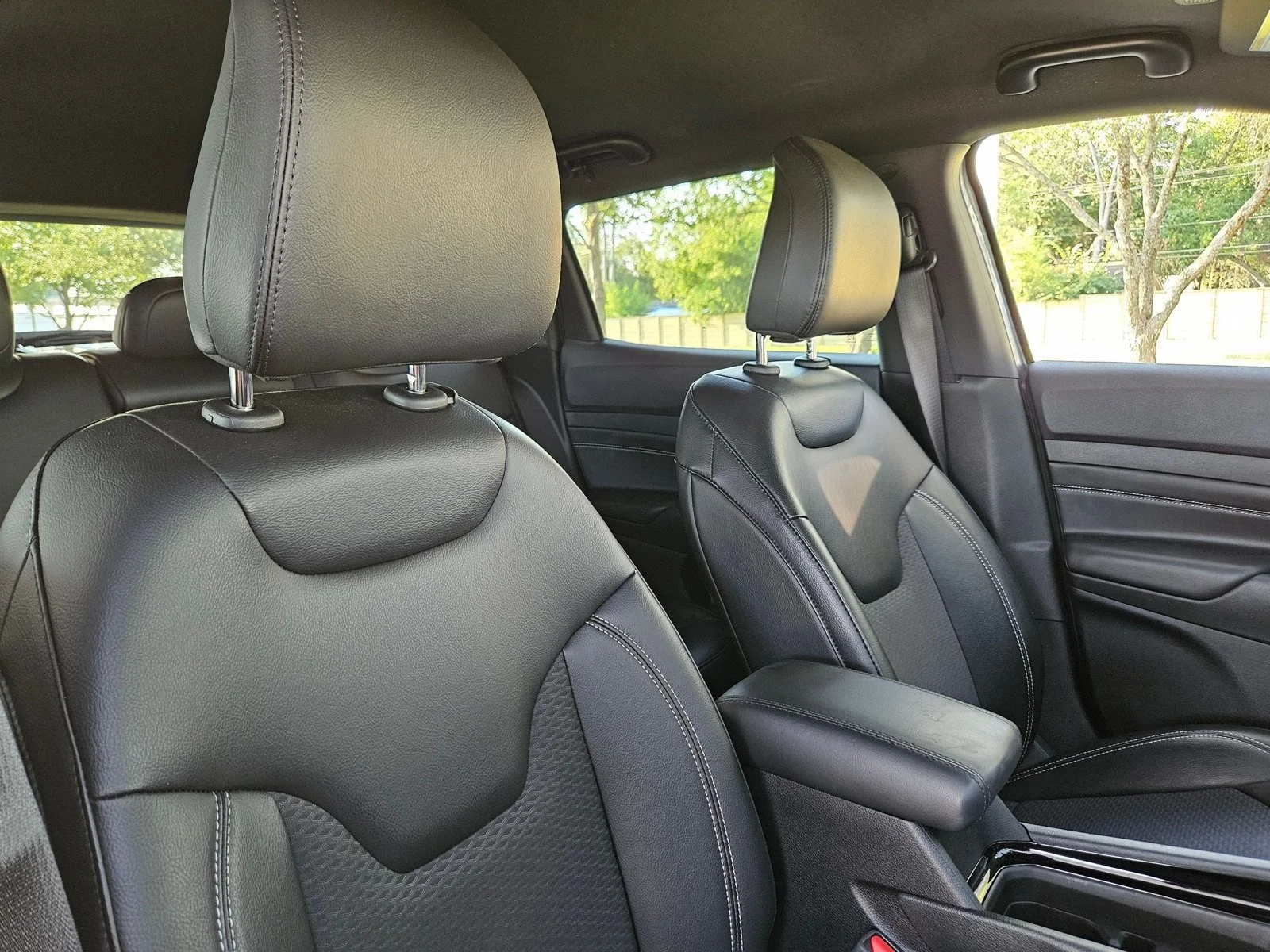 Used 2023 Billet Silver Metallic Clearcoat Jeep Altitude image 18