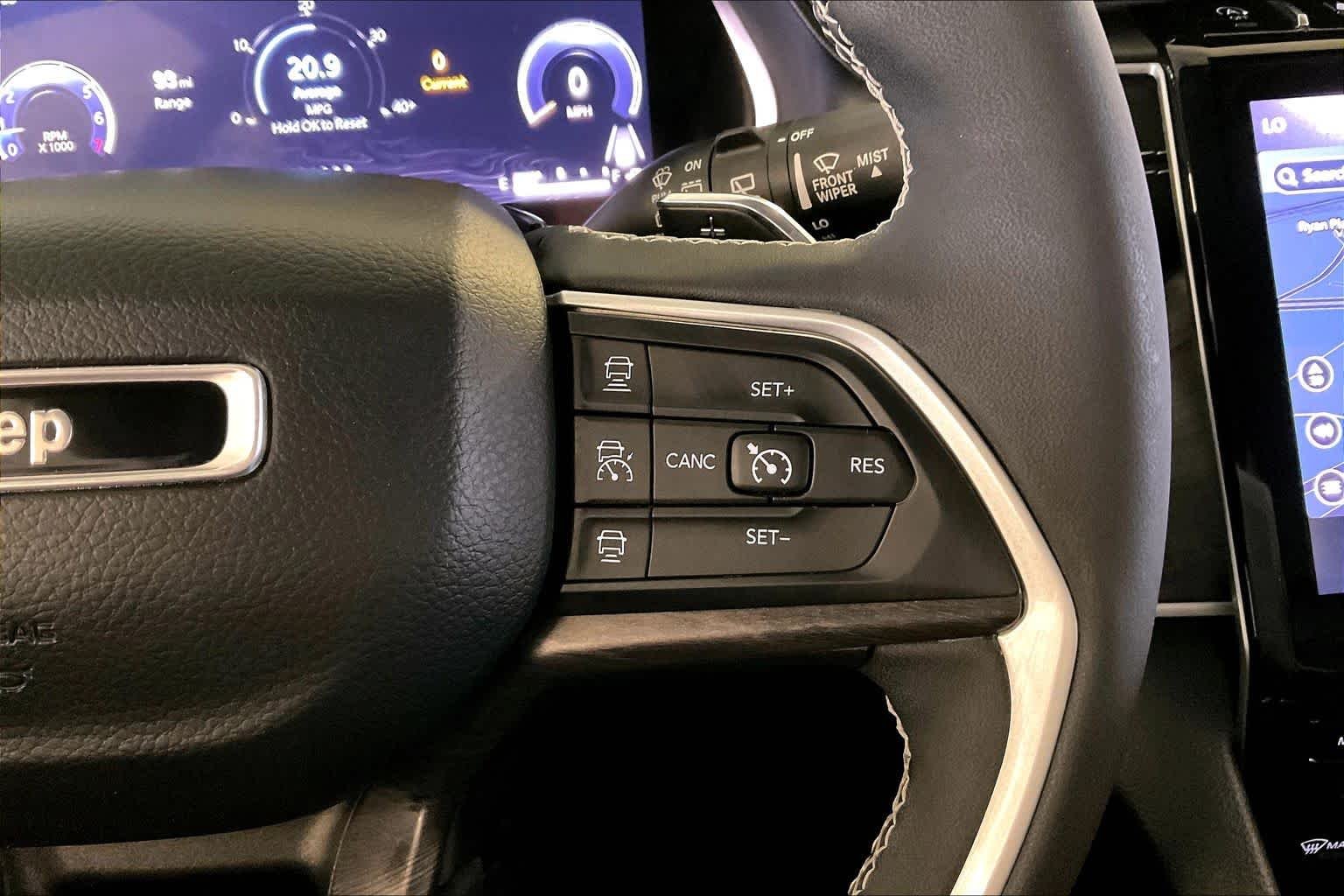 Used 2023 Diamond Black Crystal Pearlcoat Jeep Limited image 22