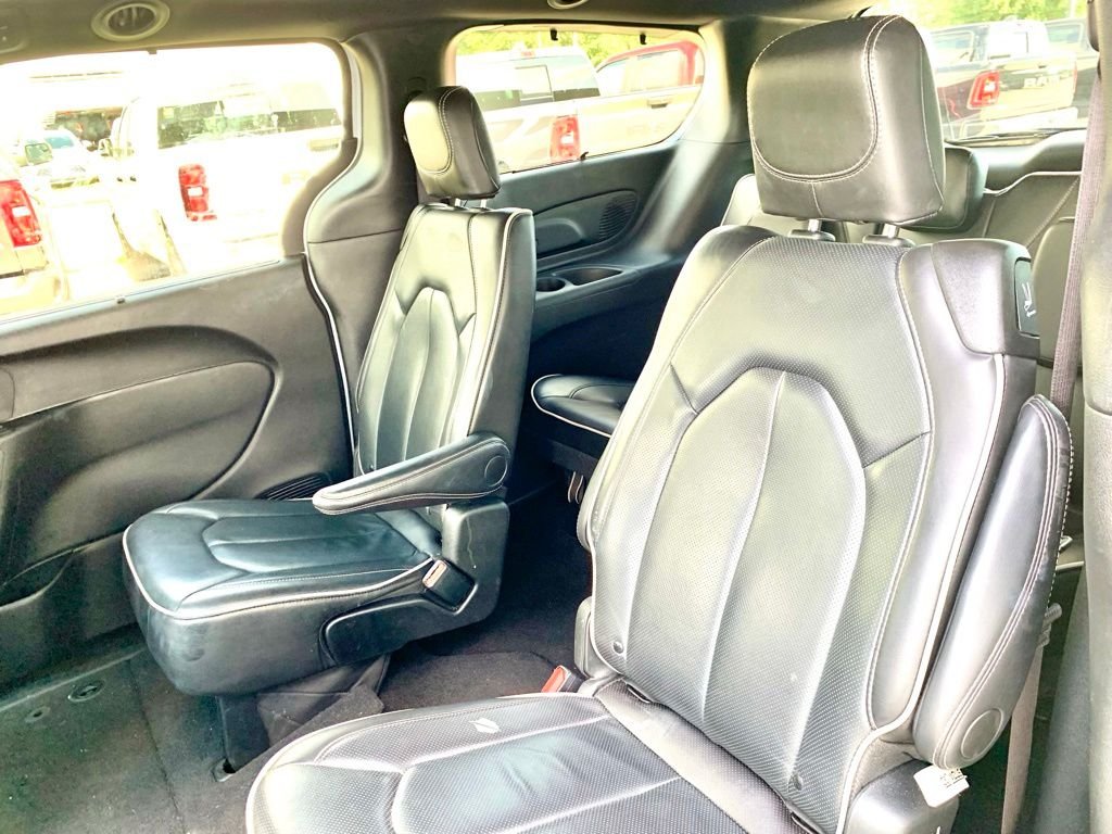 Used 2025 White Chrysler Limited image 13