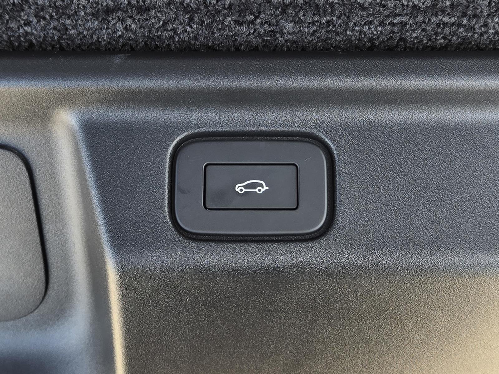 New 2025 Fuji White Land Rover SE image 14