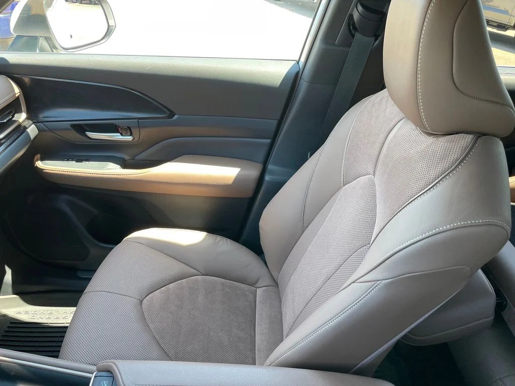 Used 2025 White Toyota MAX Platinum image 19