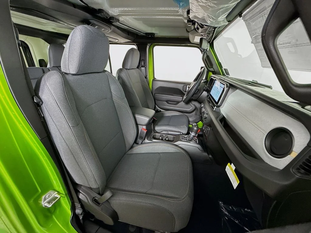 Used 2025  Jeep Sport image 30