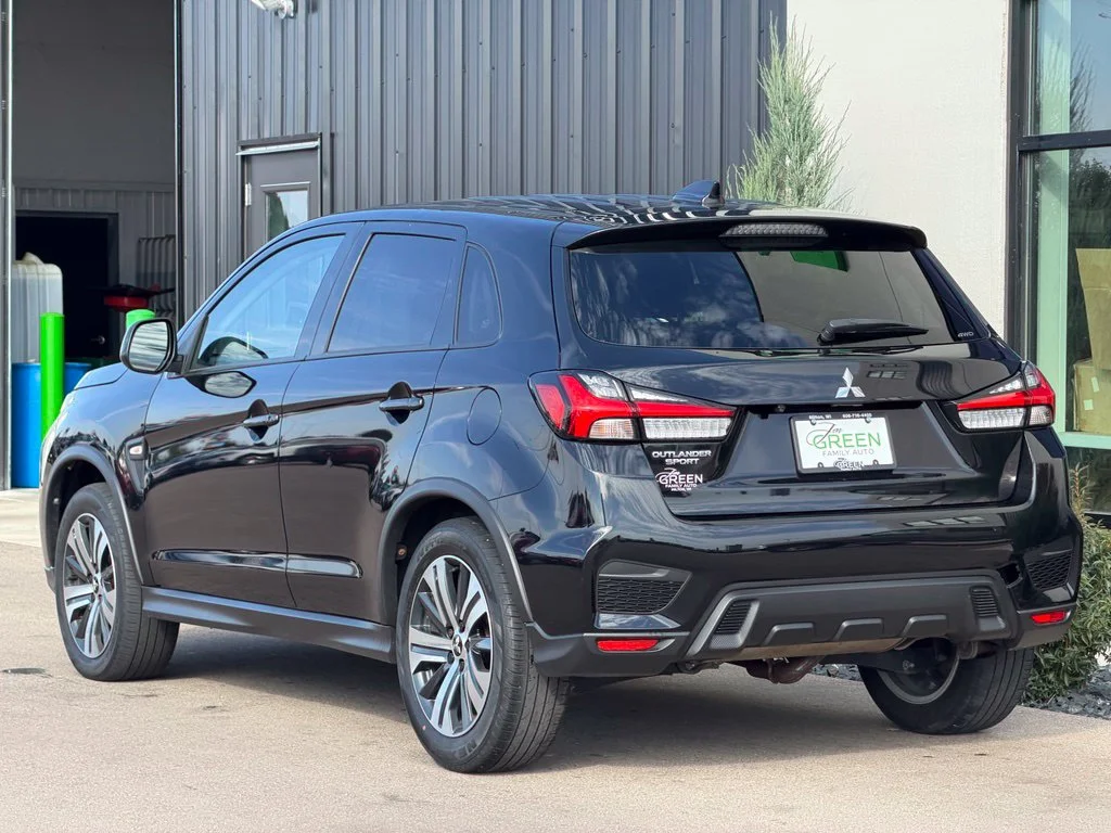 Used 2022 Black Mitsubishi 2.0 SE image 3