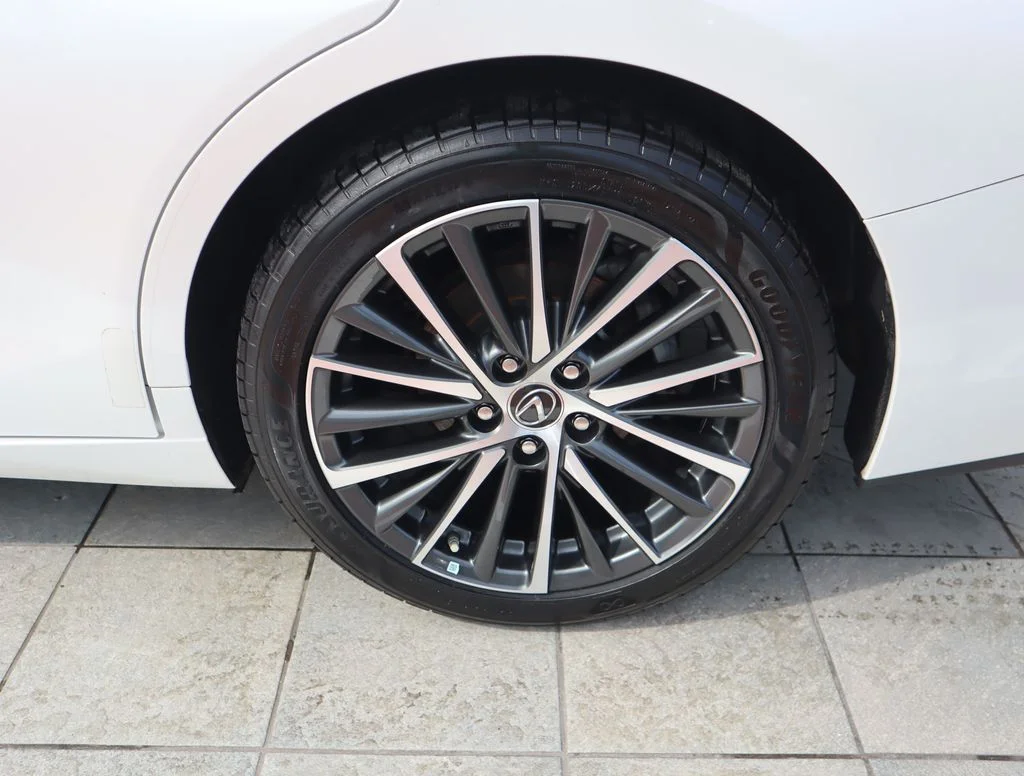 Used 2023 White Lexus 350 image 10