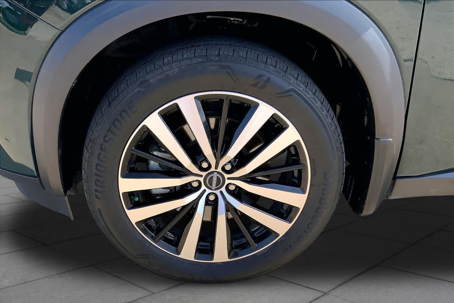 Used 2023 Obsidian Green Pearl Nissan Platinum image 10