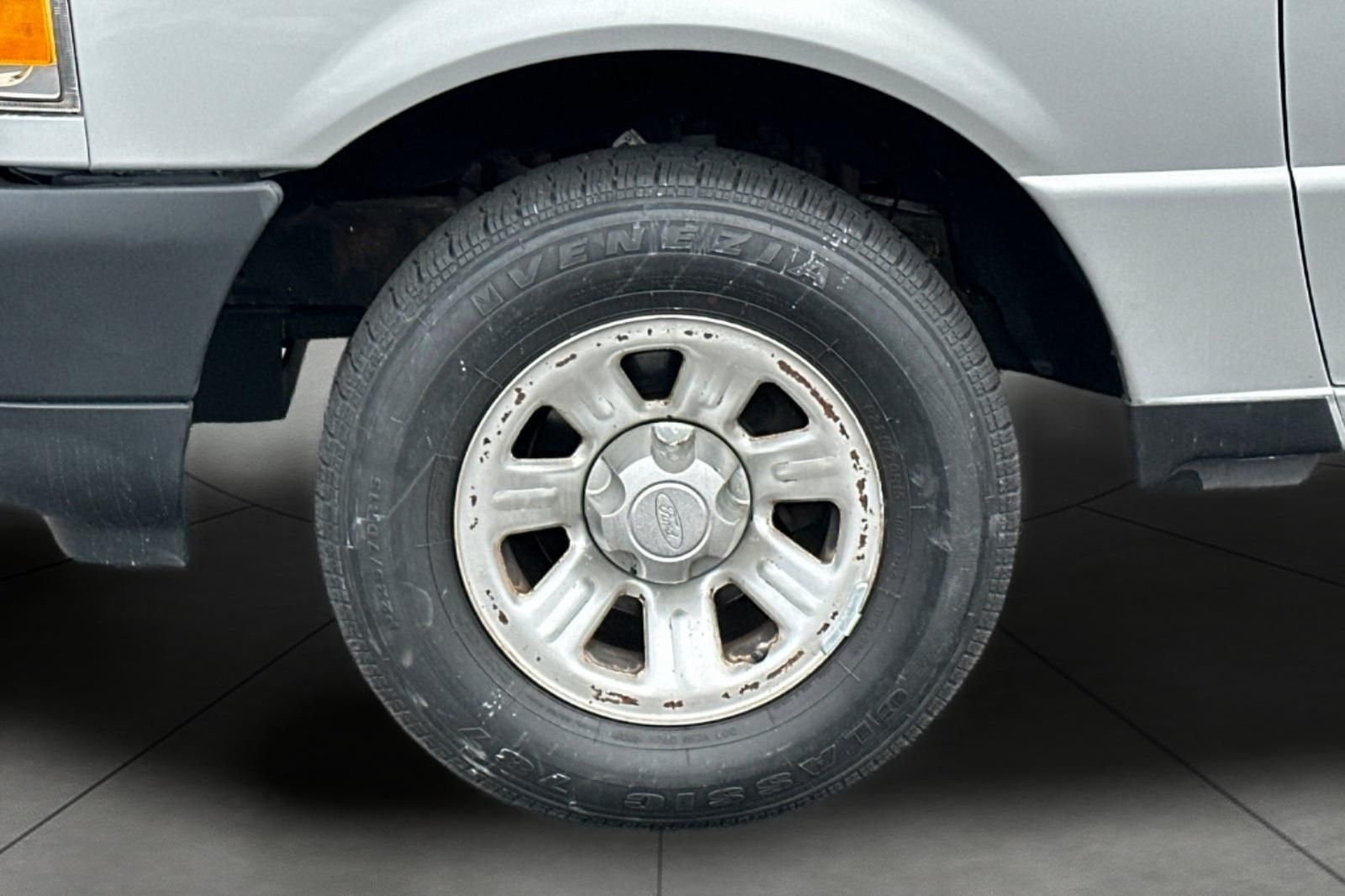 Used 2009 Silver Ford  image 22