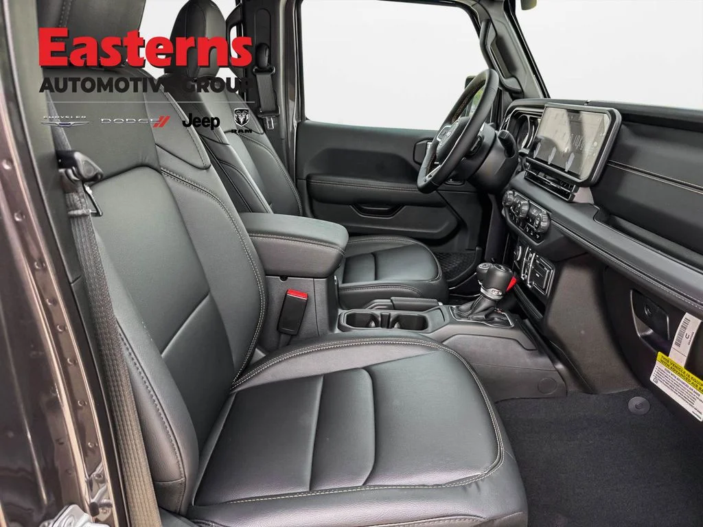 New 2025 Granite Crystal Metallic Clear-Coat Exterior Paint Jeep Sahara image 23
