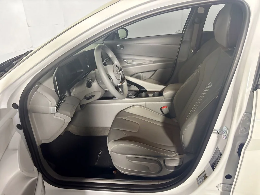 Used 2025 White Hyundai Blue image 11