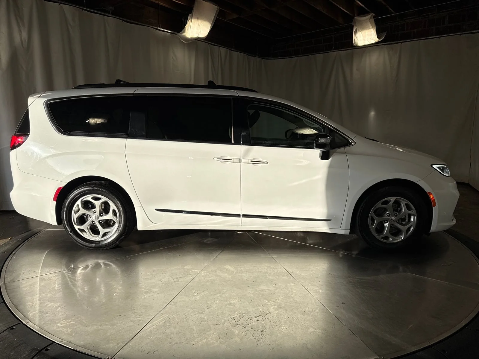 Used 2023 Bright White Clearcoat Chrysler Limited image 9