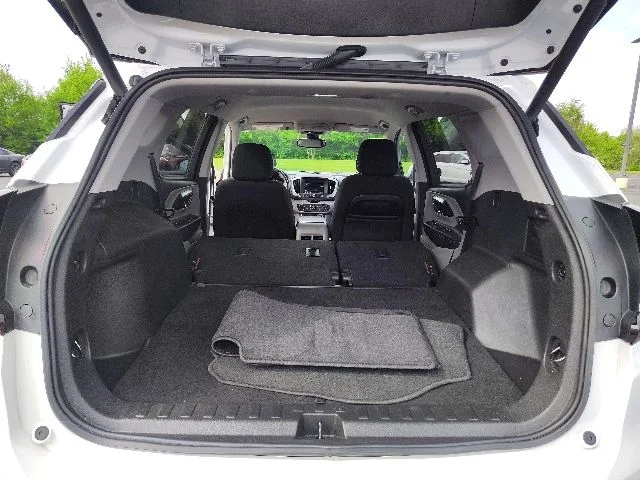 Used 2023 White GMC SLE image 27