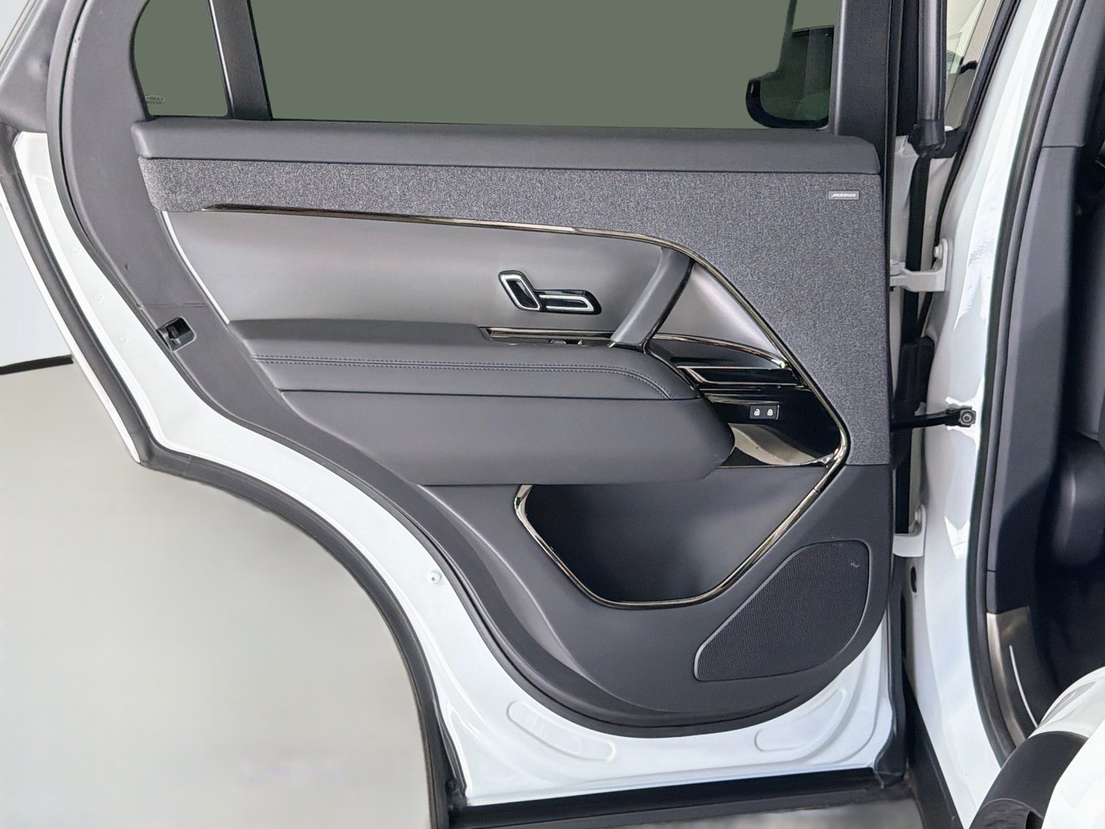 Certified Used 2025 Fuji White Land Rover SE image 26