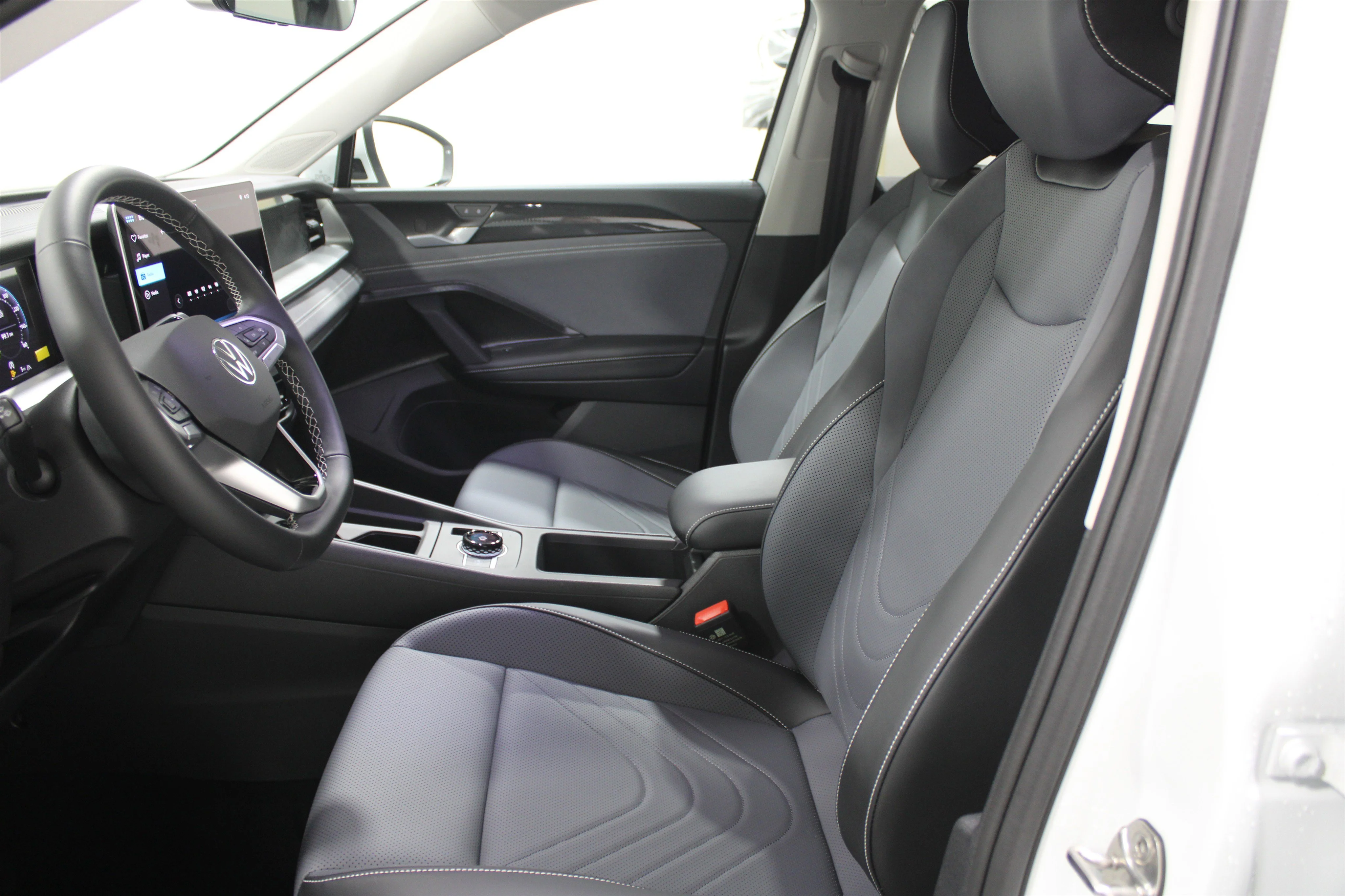 New 2026 Pure White Volkswagen SE image 3
