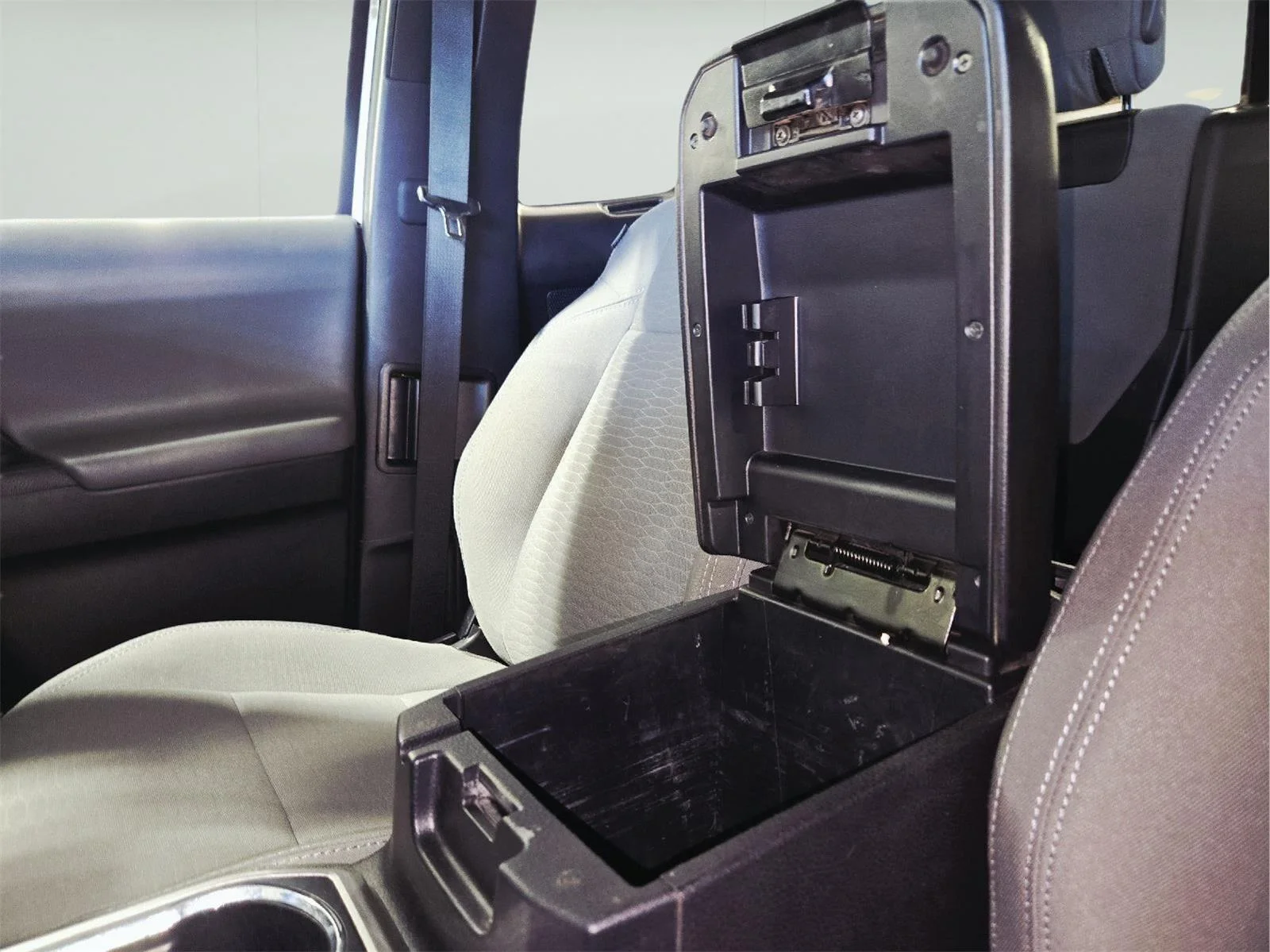 Used 2019 Super White Toyota SR5 image 31