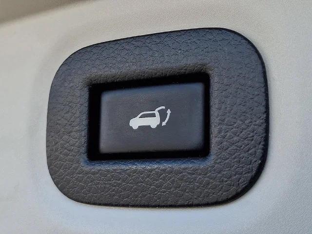 Used 2018 White Nissan SL image 31