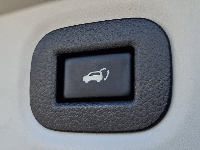 Used 2018 White Nissan SL image 31