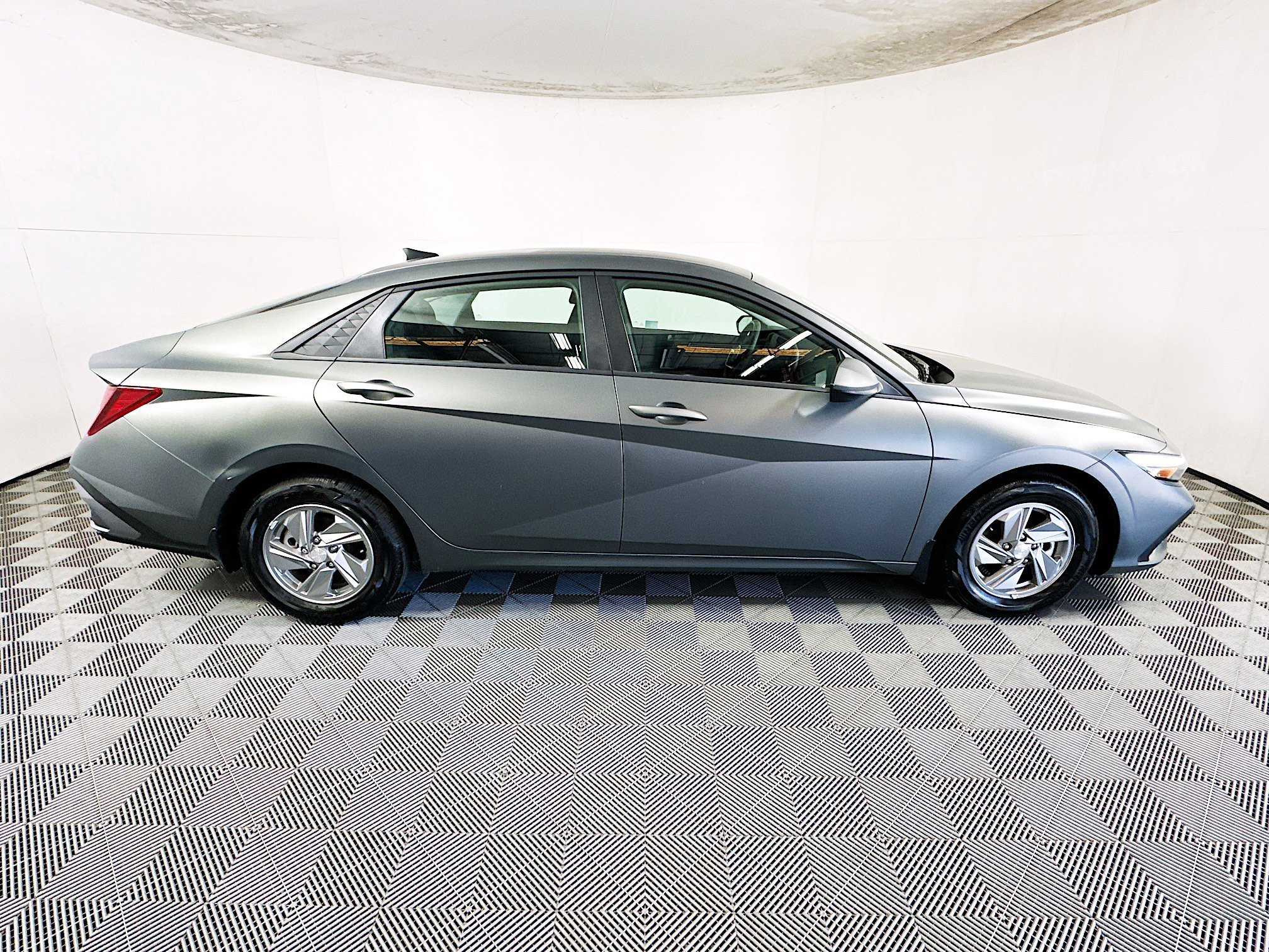 2025 Hyundai Elantra thumbnail 4