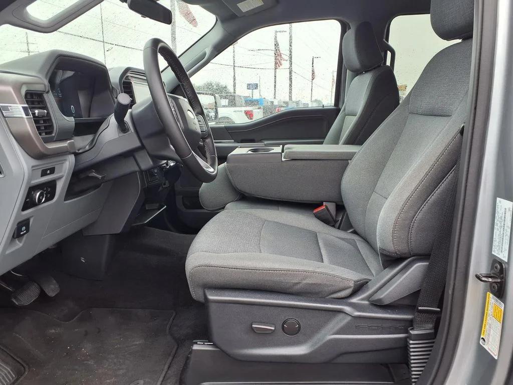 Used 2025 Silver Ford XLT image 4
