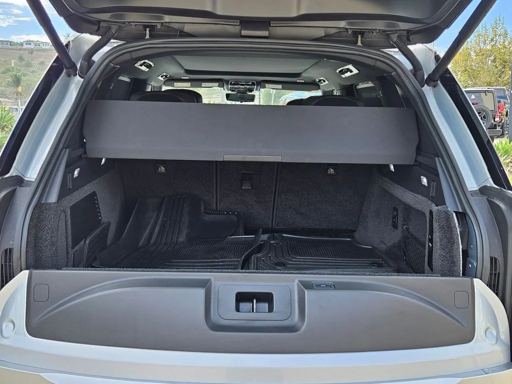 Used 2023  Land Rover Autobiography image 24