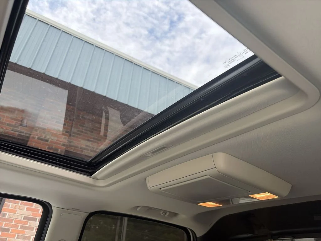 Used 2007 White Cadillac Base image 22