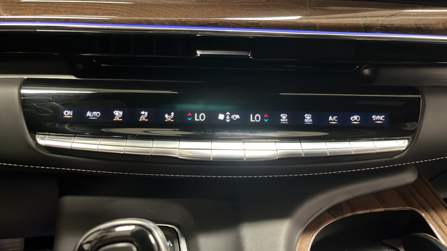 Used 2021 Crystal White Tricoat Cadillac Sport Platinum image 17