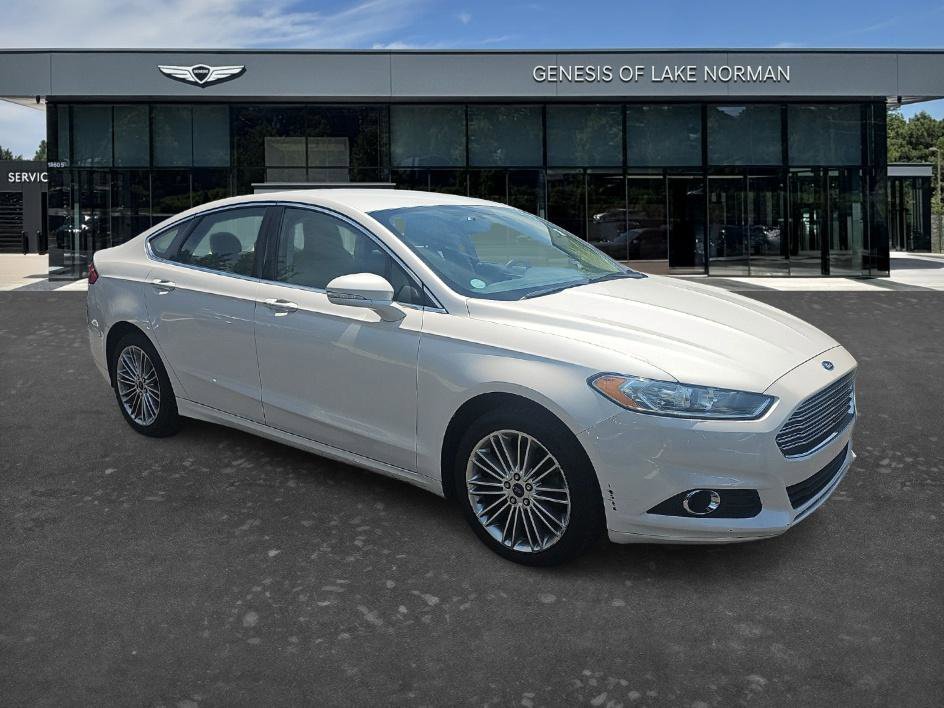 Used 2016 White Platinum Clearcoat Metallic Ford SE image 3