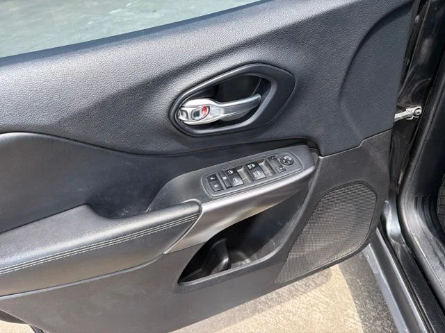 Used 2019 Black Jeep Latitude Plus image 6