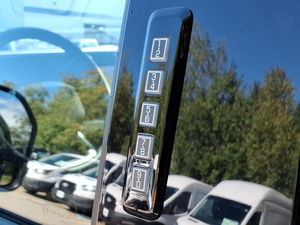 New 2027 Agate Black Metallic Ford F-250® XLT image 18