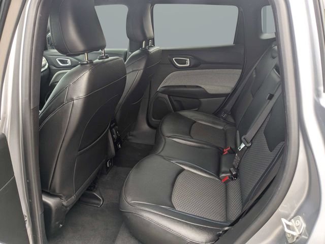 Used 2024  Jeep Latitude image 13